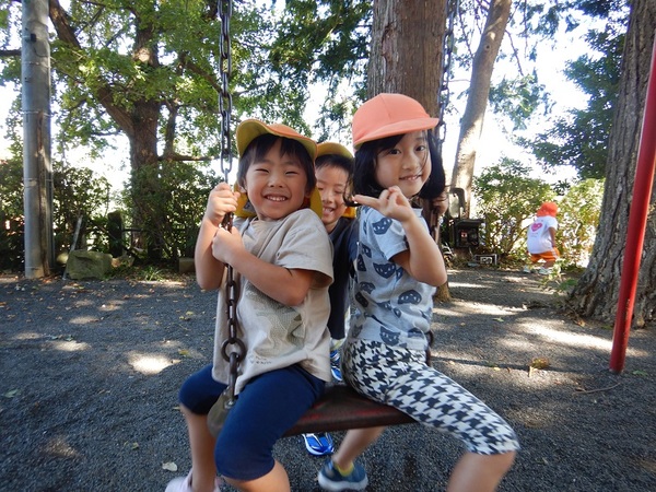 ブランコにまたがる子どもたち