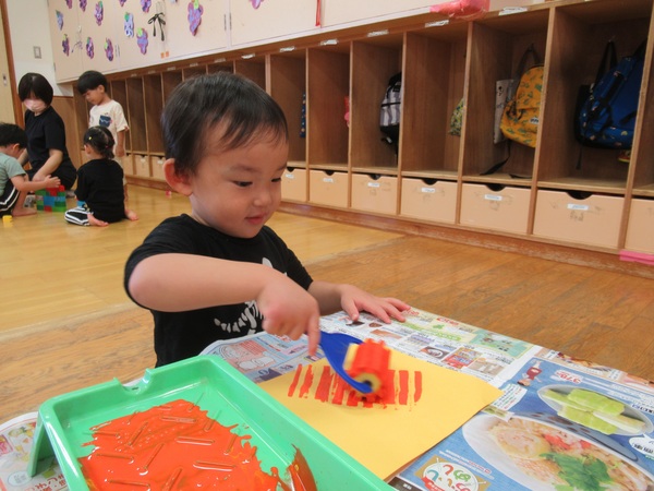 ローラーを使って製作する男の子