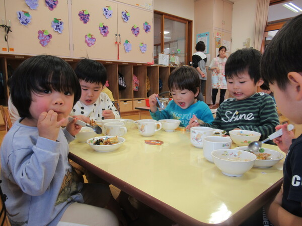 給食を食べている子どもたち