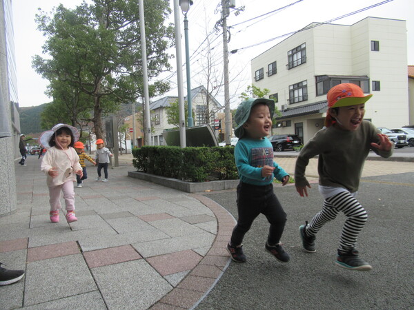 走っている子どもたち