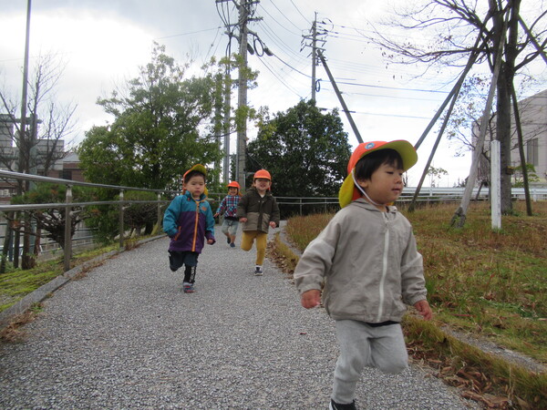 走っているこどもたち