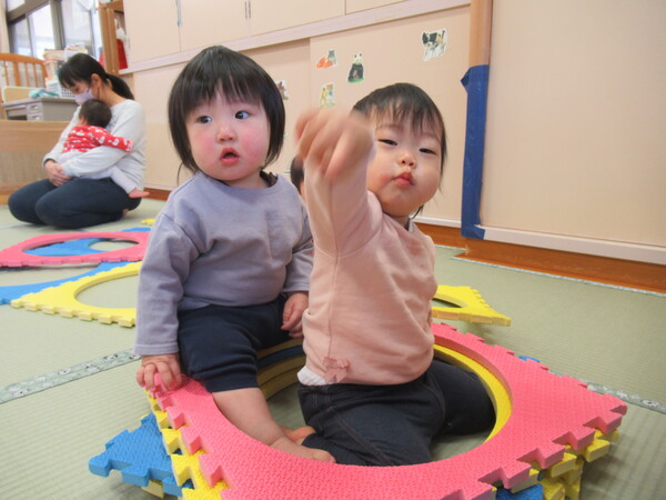 電車ごっこをして遊ぶ子ども達