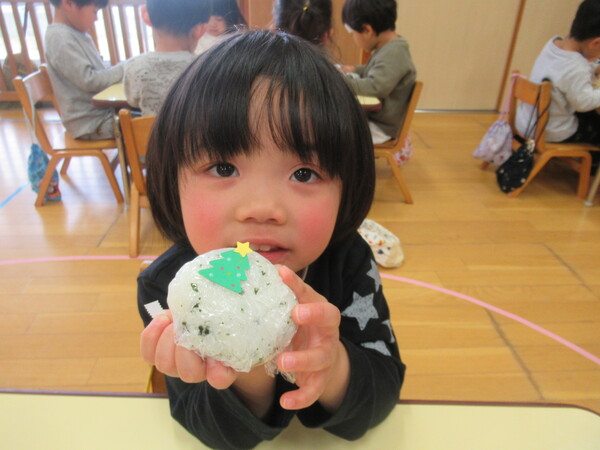 完成したおにぎりを見せている