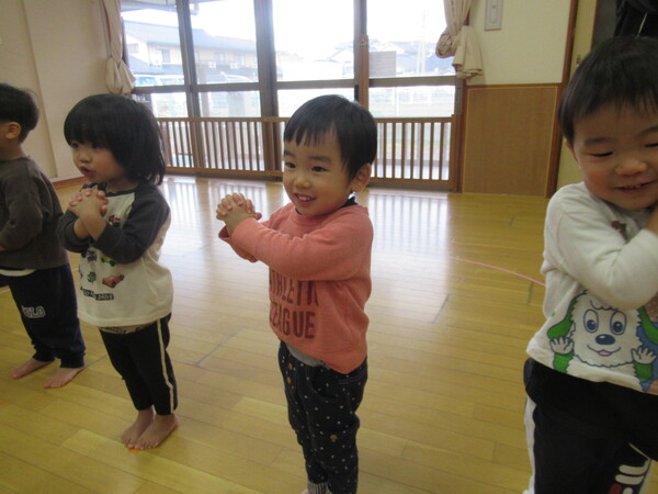 ダンスを踊っている子どもたち