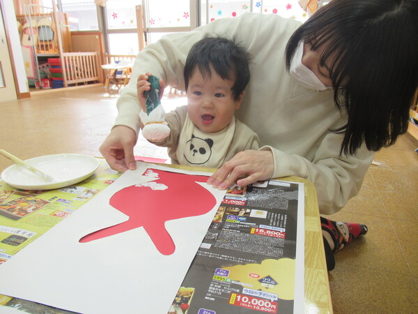 タンポでスタンプをする子ども２