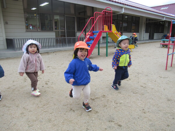 走っている子どもたち