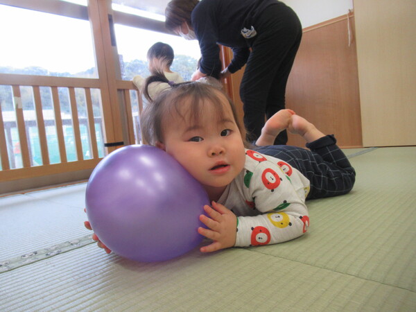 風船を枕のようにして遊ぶ子ども２