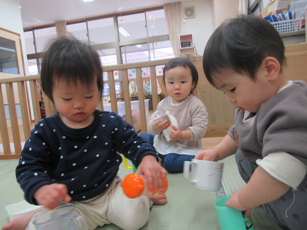 ままごとをする子ども達