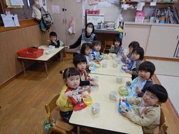 お弁当を食べる