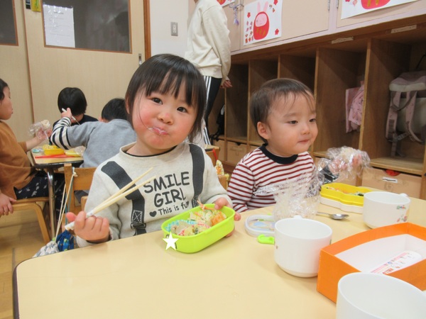 お弁当を食べている子どもたち