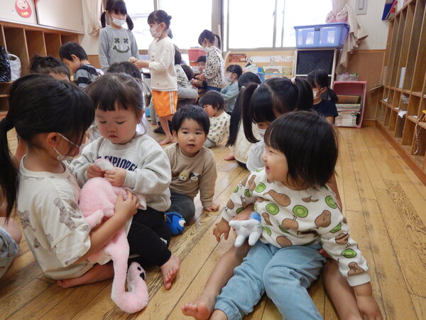 年長さんと遊ぶ