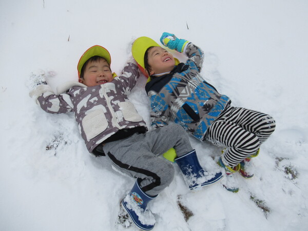 雪遊びをする