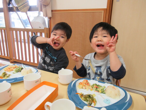 プレートでご飯を食べている子どもたち