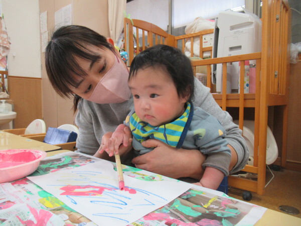 製作をする子ども