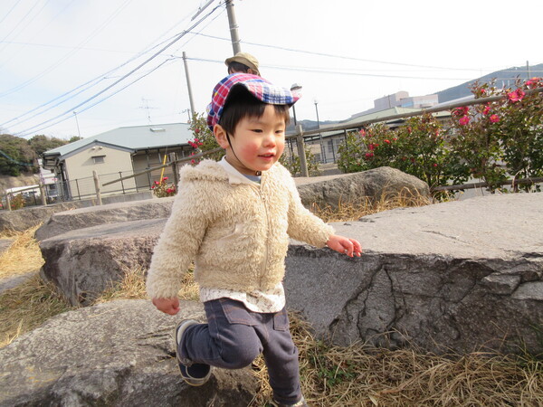 岩で遊んでいる