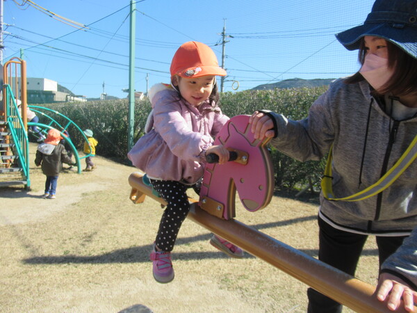 公園で遊んでいる