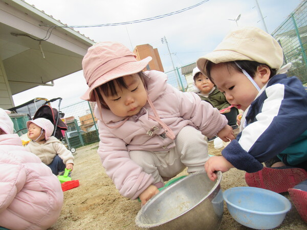 お友だちと園庭で遊んでいる１