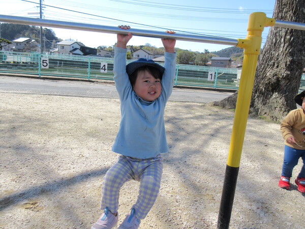 鉄棒にぶら下がる