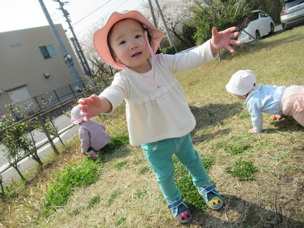 原っぱで遊ぶ子ども