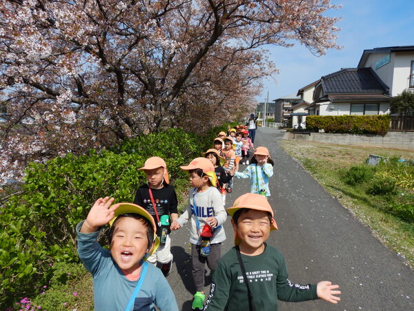 川土手を歩く子どもたち