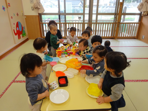 ままごとをする子ども