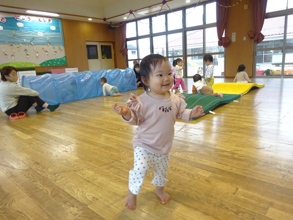 歩くことを楽しんでいる女の子