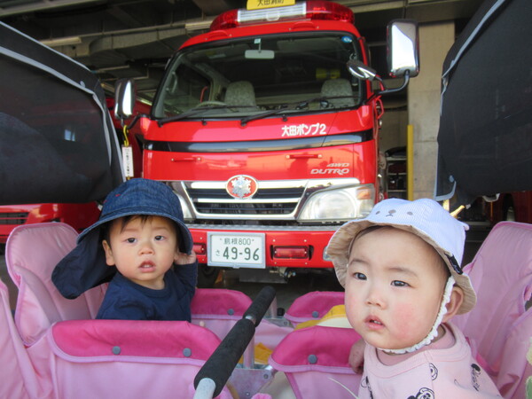 男の子と女の子が散歩車に乗っている