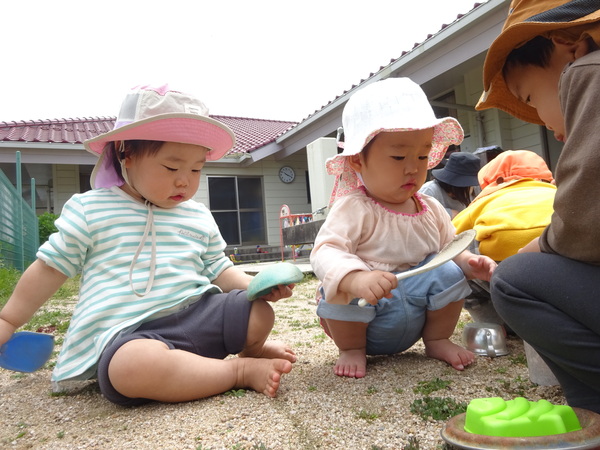 園庭で遊ぶ子ども