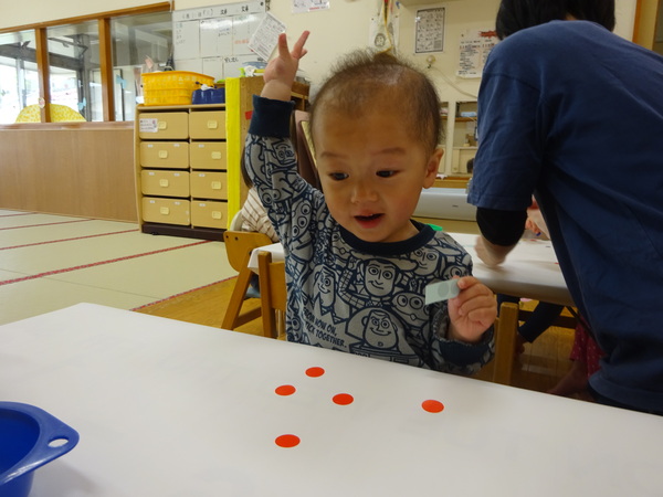 シールを上手に貼ることができて喜んでいる男の子