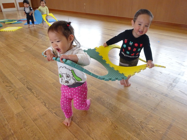 プラポイントで遊ぶ子どもたち