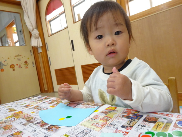 製作をする子ども