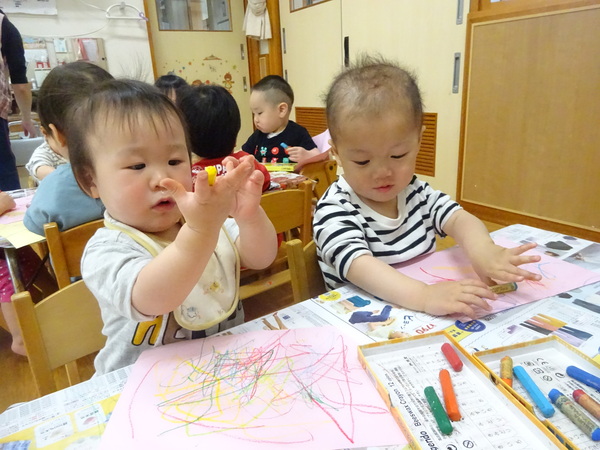 お絵描きをする子ども