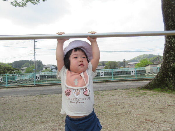 鉄棒にぶら下がっている