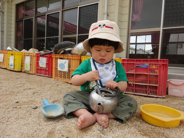 砂遊びをしている男の子