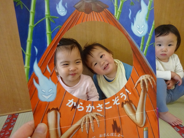 おめん絵本で遊ぶ子ども