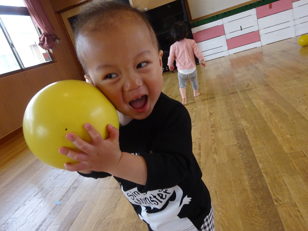 ボールで遊ぶ子ども