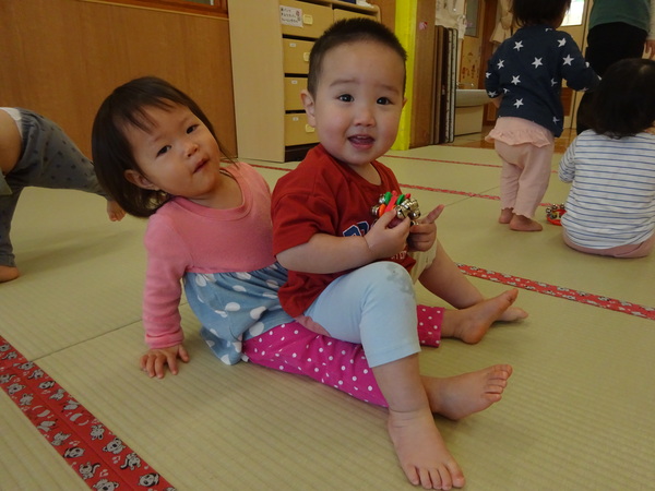 ふれあい遊びをする子どもたち