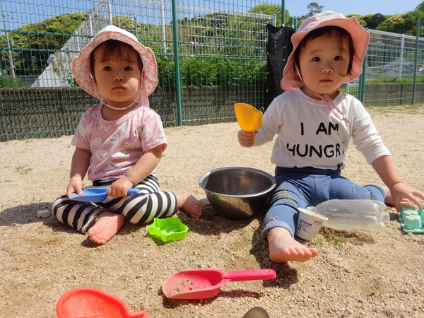 砂遊びをしている女の子たち