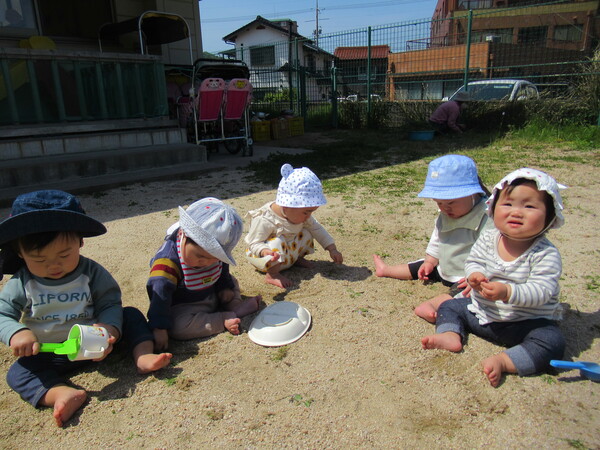 園庭で遊んでいる子ども