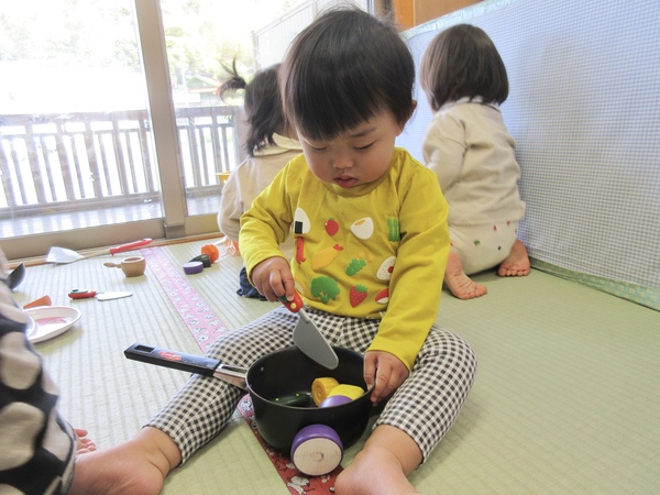 おままごとをして遊ぶ様子