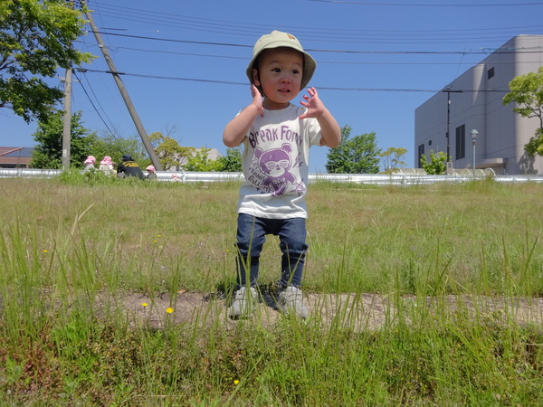 ヤッホーと言っている男の子