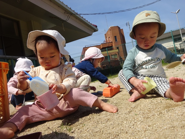 園庭で遊ぶ子ども