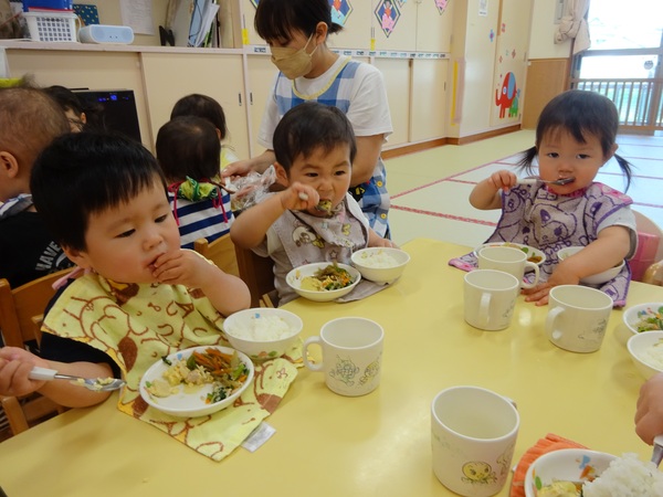 給食を食べている子どもたち