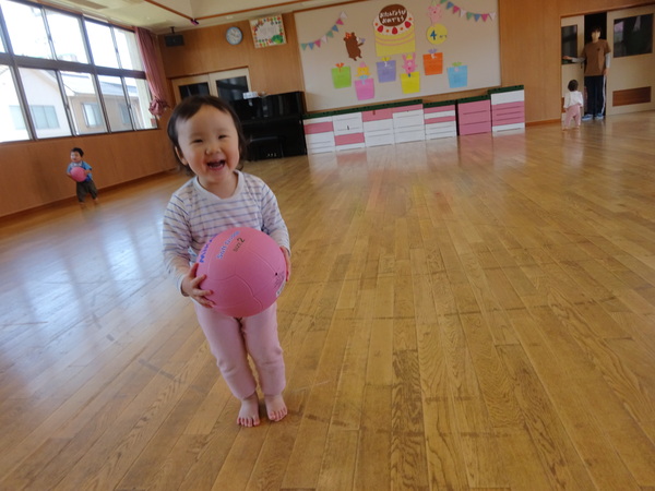 ボールで遊ぶ子ども