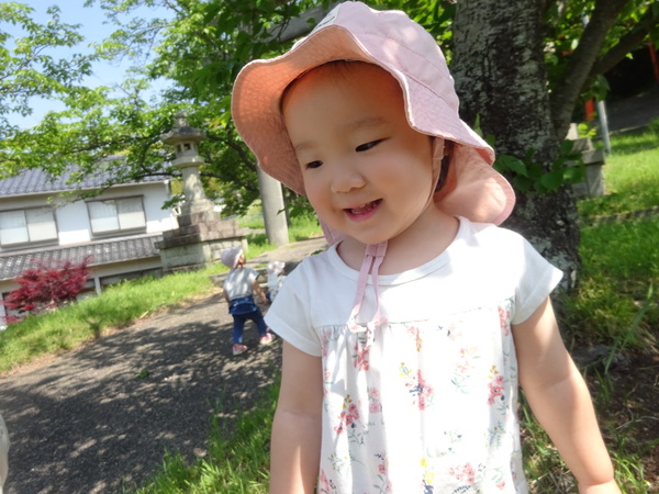 戸外で遊ぶ子ども