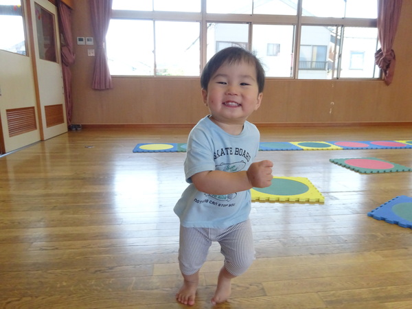 走っている男の子