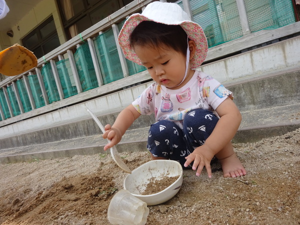 園庭で遊ぶ子ども