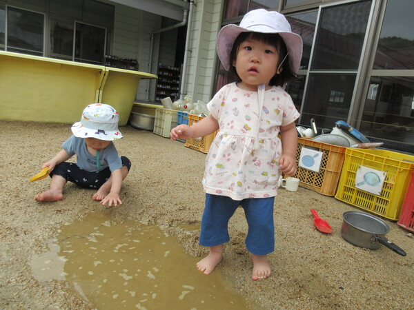 水たまりで遊んでいる４