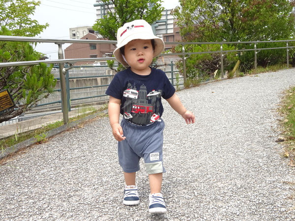 走っている男の子