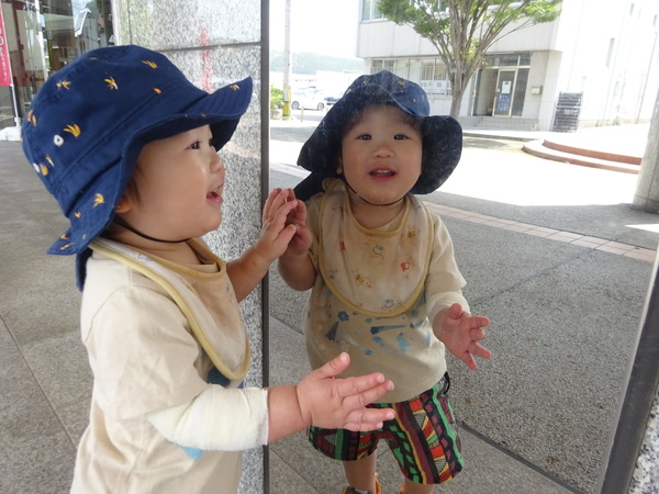 鏡を見ている男の子